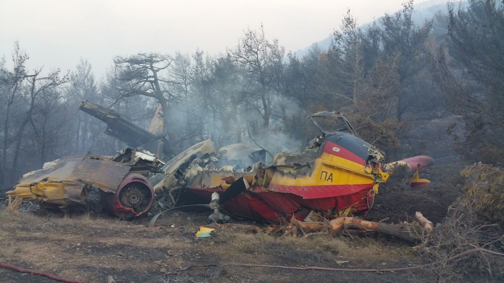 Αυτό είναι το Canadair που κάηκε στα Δερβενοχώρια – φωτογραφίες